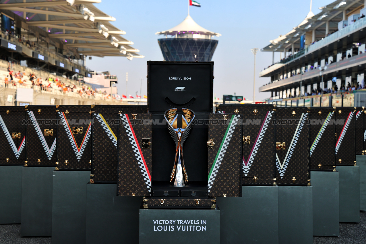 GP ABU DHABI, griglia Atmosfera - drivers' championship trophy.
07.12.2025. Formula 1 World Championship, Rd 24, Abu Dhabi Grand Prix, Yas Marina Circuit, Abu Dhabi, Gara Day.
- www.xpbimages.com, EMail: requests@xpbimages.com © Copyright: Batchelor / XPB Images