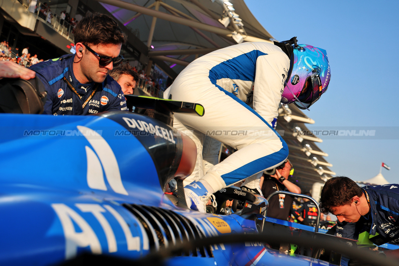 GP ABU DHABI, Alexander Albon (THA) Atlassian Williams Racing FW47 on the grid.
07.12.2025. Formula 1 World Championship, Rd 24, Abu Dhabi Grand Prix, Yas Marina Circuit, Abu Dhabi, Gara Day.
- www.xpbimages.com, EMail: requests@xpbimages.com © Copyright: Batchelor / XPB Images