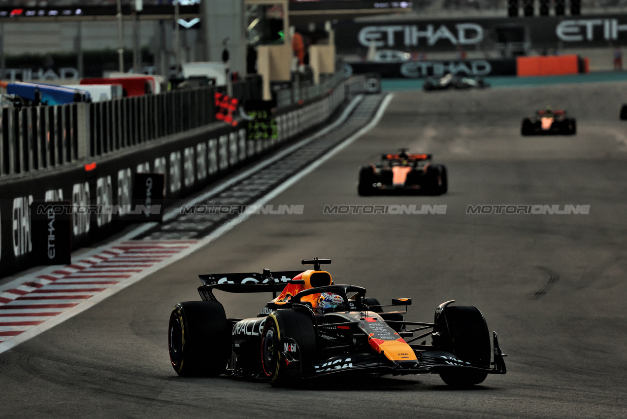 GP ABU DHABI, Max Verstappen (NLD) Red Bull Racing RB21.

07.12.2025. Formula 1 World Championship, Rd 24, Abu Dhabi Grand Prix, Yas Marina Circuit, Abu Dhabi, Gara Day.

- www.xpbimages.com, EMail: requests@xpbimages.com © Copyright: Batchelor / XPB Images
