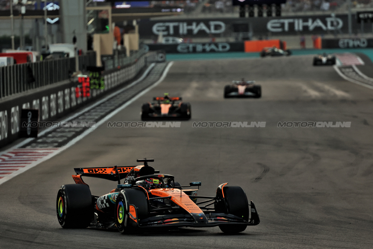 GP ABU DHABI, Oscar Piastri (AUS) McLaren MCL39.
07.12.2025. Formula 1 World Championship, Rd 24, Abu Dhabi Grand Prix, Yas Marina Circuit, Abu Dhabi, Gara Day.
- www.xpbimages.com, EMail: requests@xpbimages.com © Copyright: Batchelor / XPB Images