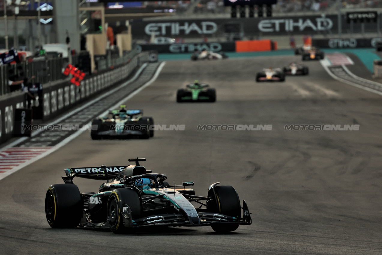 GP ABU DHABI, George Russell (GBR) Mercedes AMG F1 W16.
07.12.2025. Formula 1 World Championship, Rd 24, Abu Dhabi Grand Prix, Yas Marina Circuit, Abu Dhabi, Gara Day.
- www.xpbimages.com, EMail: requests@xpbimages.com © Copyright: Batchelor / XPB Images