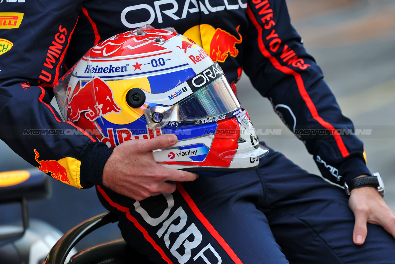 GP ABU DHABI, The helmet of Max Verstappen (NLD) Red Bull Racing at a team photograph.
07.12.2025. Formula 1 World Championship, Rd 24, Abu Dhabi Grand Prix, Yas Marina Circuit, Abu Dhabi, Gara Day.
- www.xpbimages.com, EMail: requests@xpbimages.com © Copyright: Batchelor / XPB Images