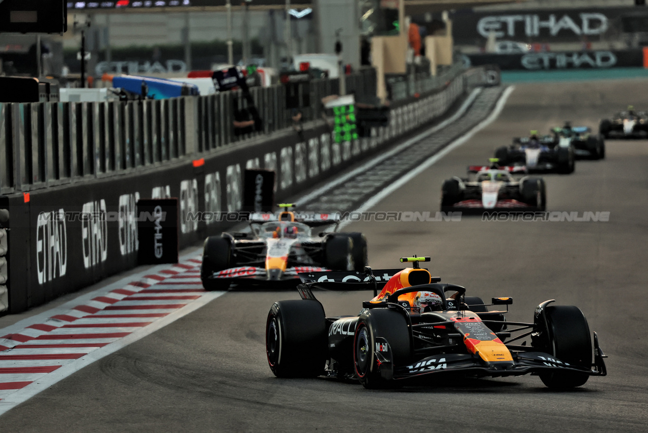 GP ABU DHABI, Yuki Tsunoda (JPN) Red Bull Racing RB21.
07.12.2025. Formula 1 World Championship, Rd 24, Abu Dhabi Grand Prix, Yas Marina Circuit, Abu Dhabi, Gara Day.
- www.xpbimages.com, EMail: requests@xpbimages.com © Copyright: Batchelor / XPB Images