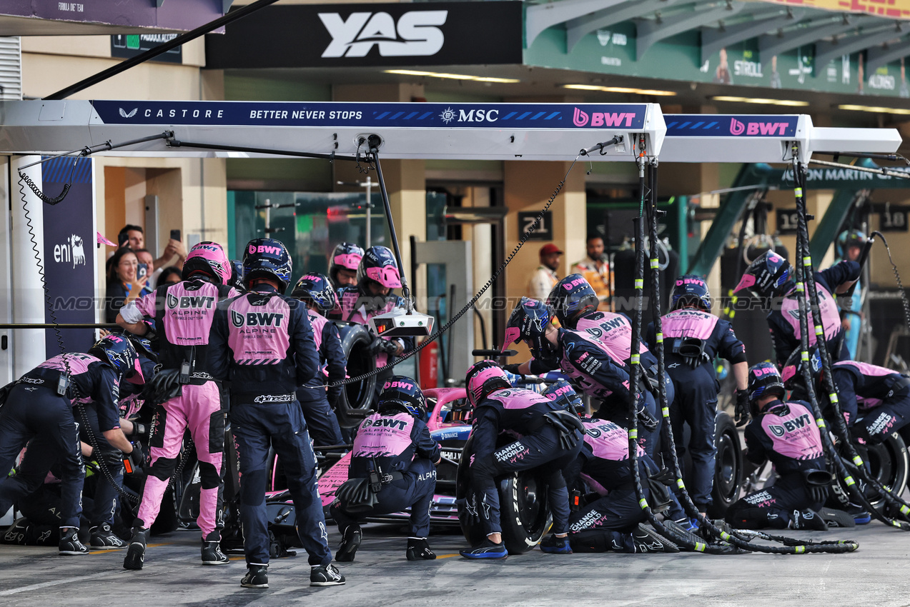 GP ABU DHABI, Pierre Gasly (FRA) Alpine F1 Team A525 makes a pit stop.

07.12.2025. Formula 1 World Championship, Rd 24, Abu Dhabi Grand Prix, Yas Marina Circuit, Abu Dhabi, Gara Day.

- www.xpbimages.com, EMail: requests@xpbimages.com © Copyright: Batchelor / XPB Images