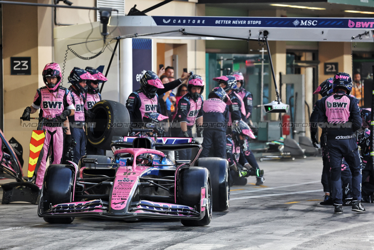 GP ABU DHABI, Pierre Gasly (FRA) Alpine F1 Team A525 makes a pit stop.

07.12.2025. Formula 1 World Championship, Rd 24, Abu Dhabi Grand Prix, Yas Marina Circuit, Abu Dhabi, Gara Day.

- www.xpbimages.com, EMail: requests@xpbimages.com © Copyright: Batchelor / XPB Images