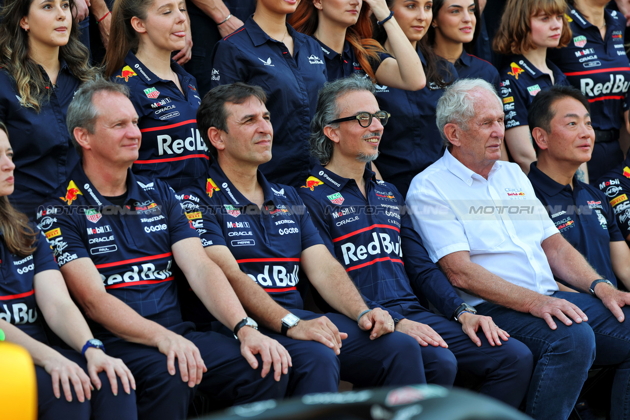GP ABU DHABI, (L to R): Paul Monaghan (GBR) Red Bull Racing Chief Engineer; Pierre Wache (FRA) Red Bull Racing Technical Director; Laurent Mekies (FRA) Red Bull Racing Team Principal e CEO; e Dr Helmut Marko (AUT) Red Bull Motorsport Consultant, at a team photograph.

07.12.2025. Formula 1 World Championship, Rd 24, Abu Dhabi Grand Prix, Yas Marina Circuit, Abu Dhabi, Gara Day.

- www.xpbimages.com, EMail: requests@xpbimages.com © Copyright: Batchelor / XPB Images