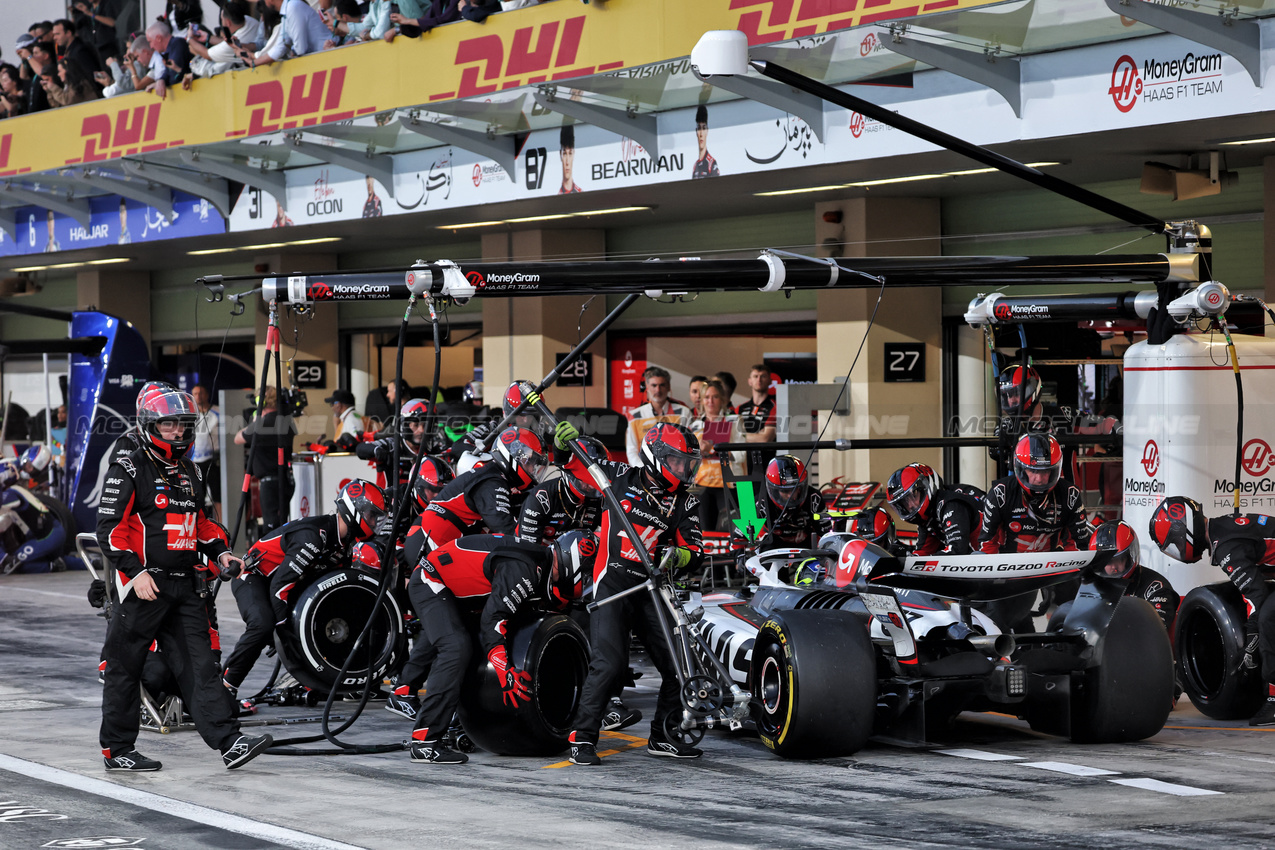 GP ABU DHABI, Oliver Bearman (GBR) Haas VF-25 makes a pit stop.

07.12.2025. Formula 1 World Championship, Rd 24, Abu Dhabi Grand Prix, Yas Marina Circuit, Abu Dhabi, Gara Day.

- www.xpbimages.com, EMail: requests@xpbimages.com © Copyright: Batchelor / XPB Images