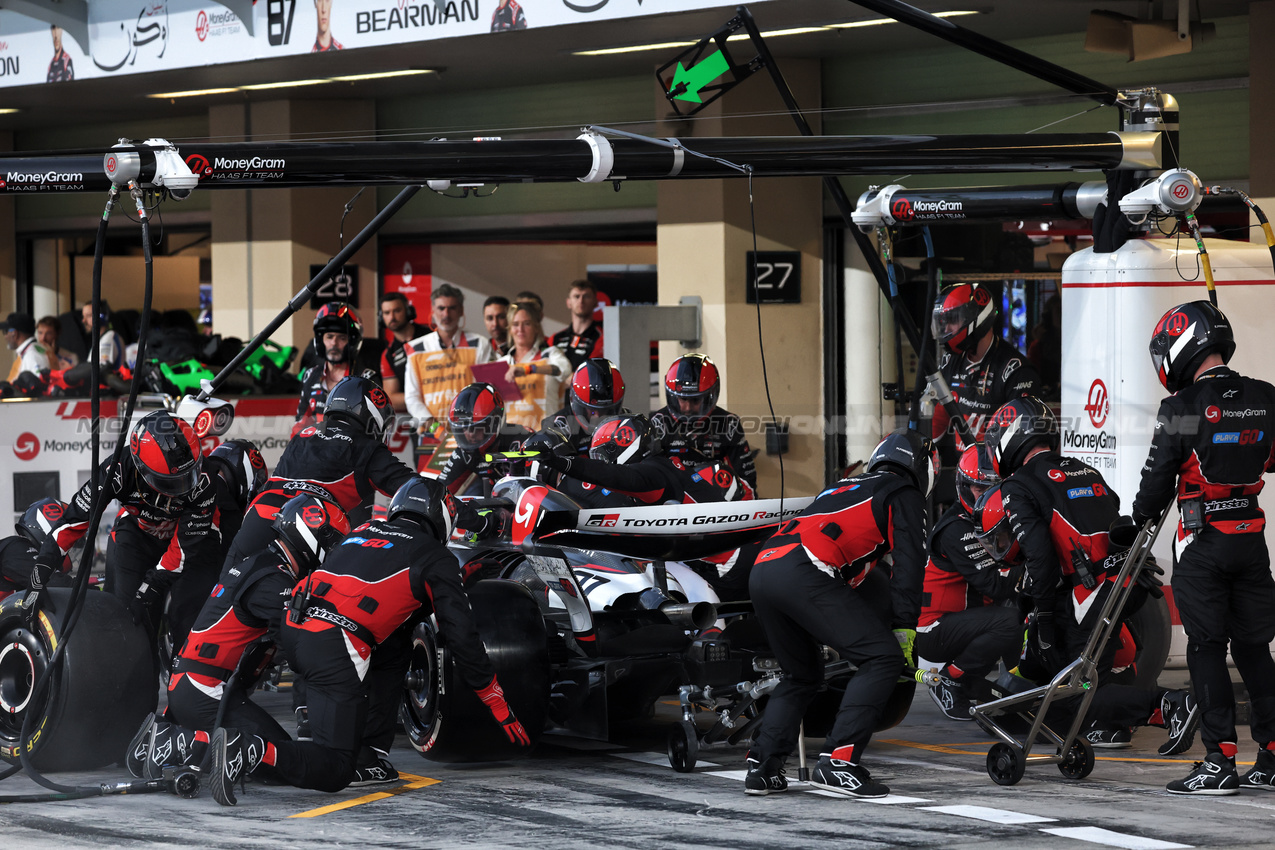 GP ABU DHABI, Oliver Bearman (GBR) Haas VF-25 makes a pit stop.
07.12.2025. Formula 1 World Championship, Rd 24, Abu Dhabi Grand Prix, Yas Marina Circuit, Abu Dhabi, Gara Day.
- www.xpbimages.com, EMail: requests@xpbimages.com © Copyright: Batchelor / XPB Images