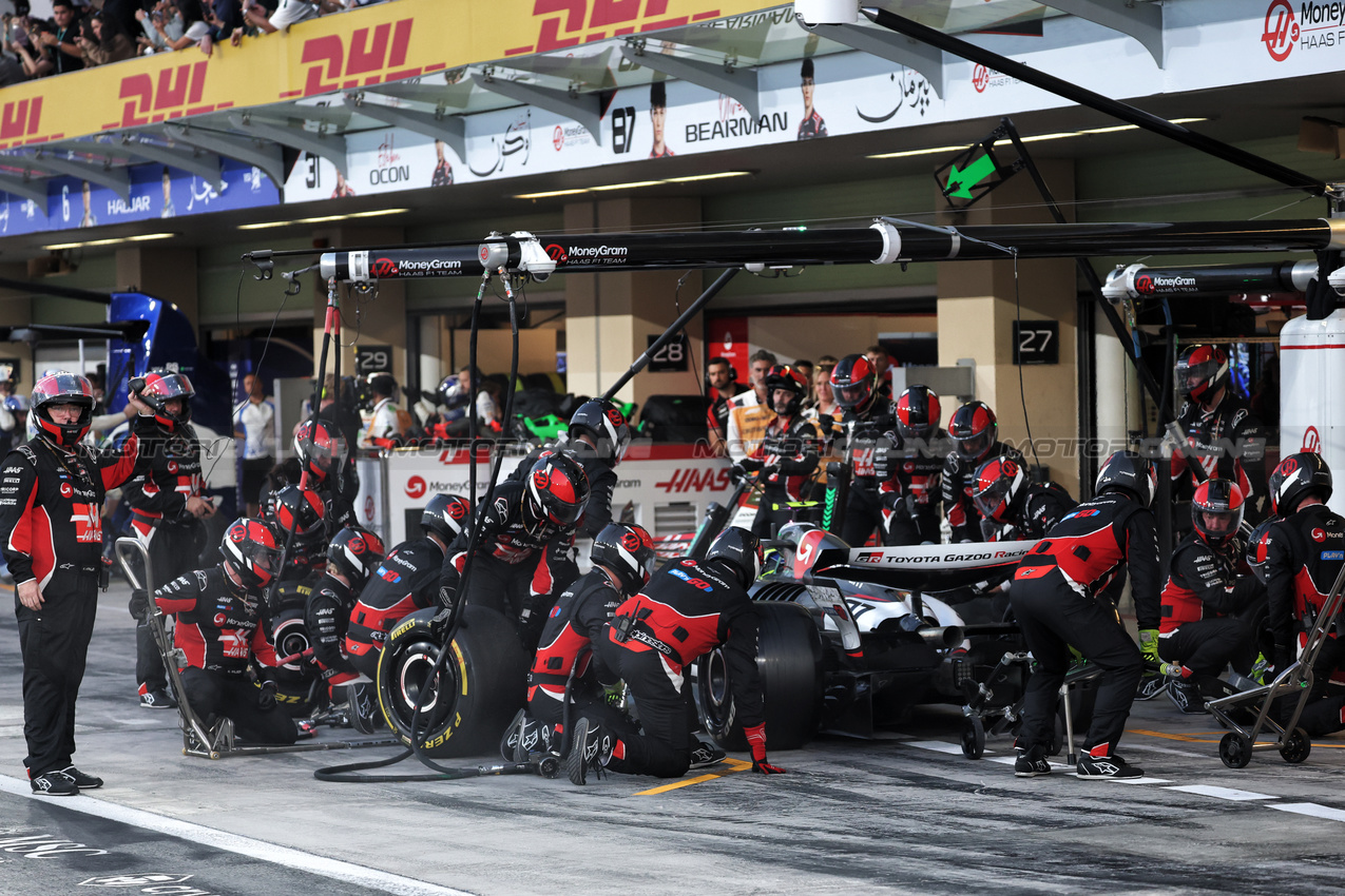 GP ABU DHABI, Oliver Bearman (GBR) Haas VF-25 makes a pit stop.

07.12.2025. Formula 1 World Championship, Rd 24, Abu Dhabi Grand Prix, Yas Marina Circuit, Abu Dhabi, Gara Day.

- www.xpbimages.com, EMail: requests@xpbimages.com © Copyright: Batchelor / XPB Images