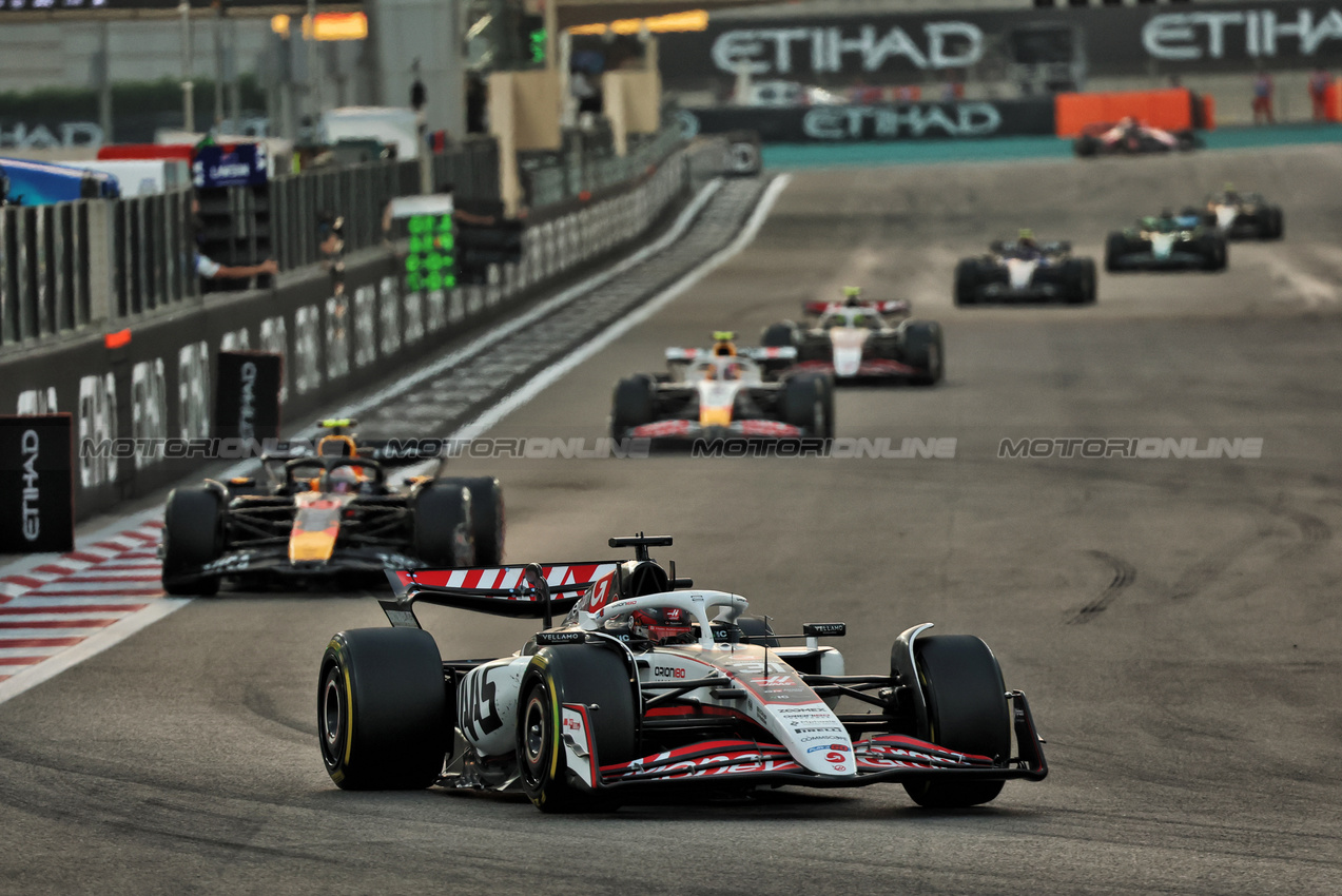 GP ABU DHABI, Esteban Ocon (FRA) Haas VF-25.

07.12.2025. Formula 1 World Championship, Rd 24, Abu Dhabi Grand Prix, Yas Marina Circuit, Abu Dhabi, Gara Day.

- www.xpbimages.com, EMail: requests@xpbimages.com © Copyright: Batchelor / XPB Images