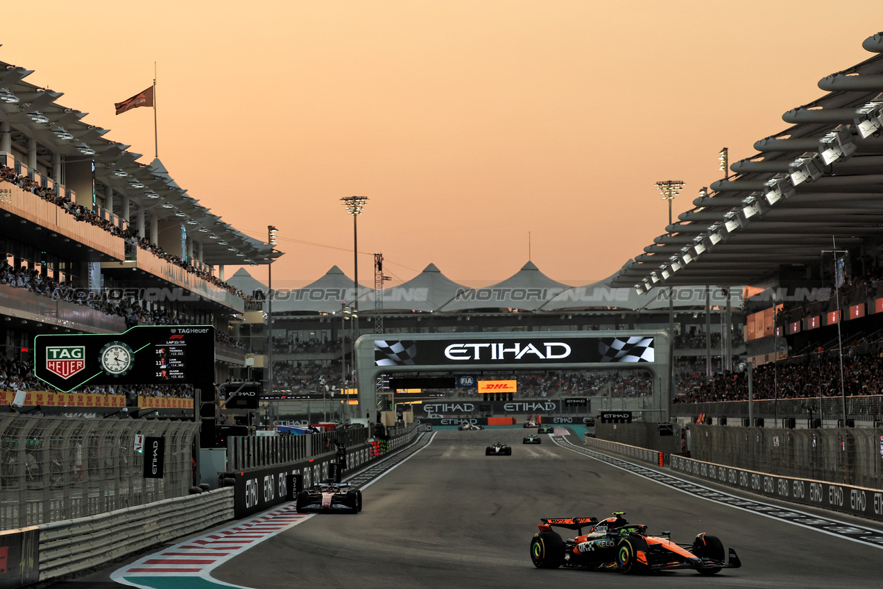 GP ABU DHABI, Lando Norris (GBR) McLaren MCL39.

07.12.2025. Formula 1 World Championship, Rd 24, Abu Dhabi Grand Prix, Yas Marina Circuit, Abu Dhabi, Gara Day.

- www.xpbimages.com, EMail: requests@xpbimages.com © Copyright: Batchelor / XPB Images