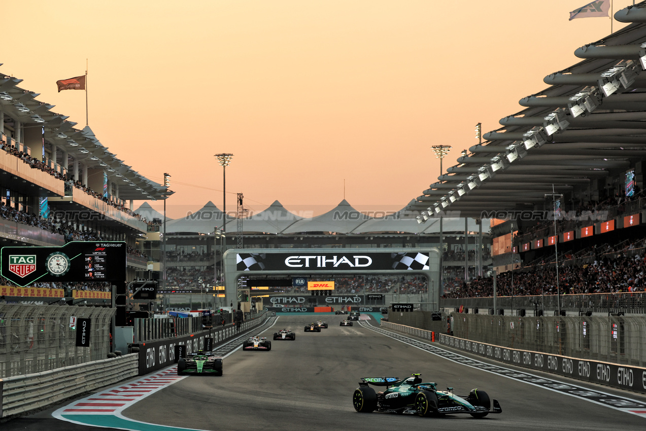 GP ABU DHABI, Fernando Alonso (ESP) Aston Martin F1 Team AMR25.

07.12.2025. Formula 1 World Championship, Rd 24, Abu Dhabi Grand Prix, Yas Marina Circuit, Abu Dhabi, Gara Day.

- www.xpbimages.com, EMail: requests@xpbimages.com © Copyright: Batchelor / XPB Images