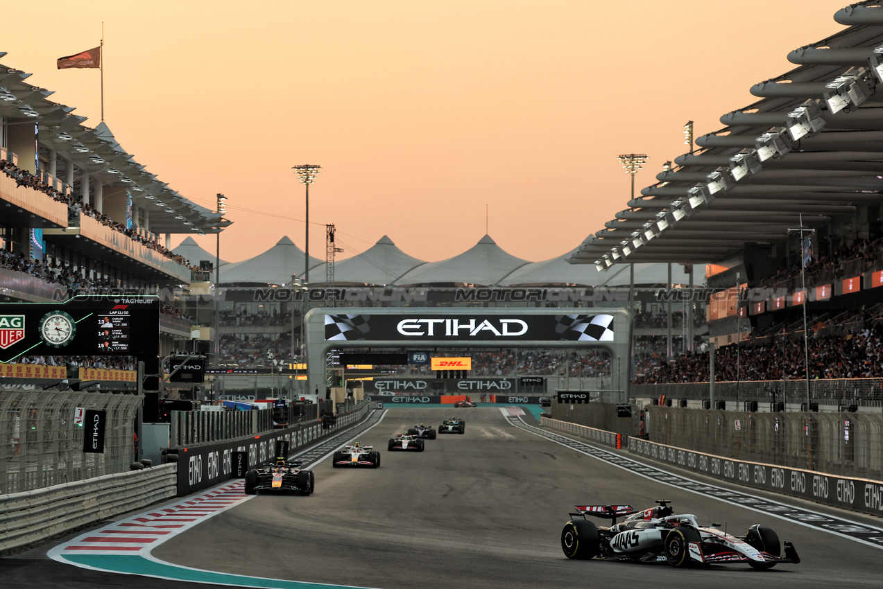 GP ABU DHABI, Esteban Ocon (FRA) Haas VF-25.

07.12.2025. Formula 1 World Championship, Rd 24, Abu Dhabi Grand Prix, Yas Marina Circuit, Abu Dhabi, Gara Day.

- www.xpbimages.com, EMail: requests@xpbimages.com © Copyright: Batchelor / XPB Images