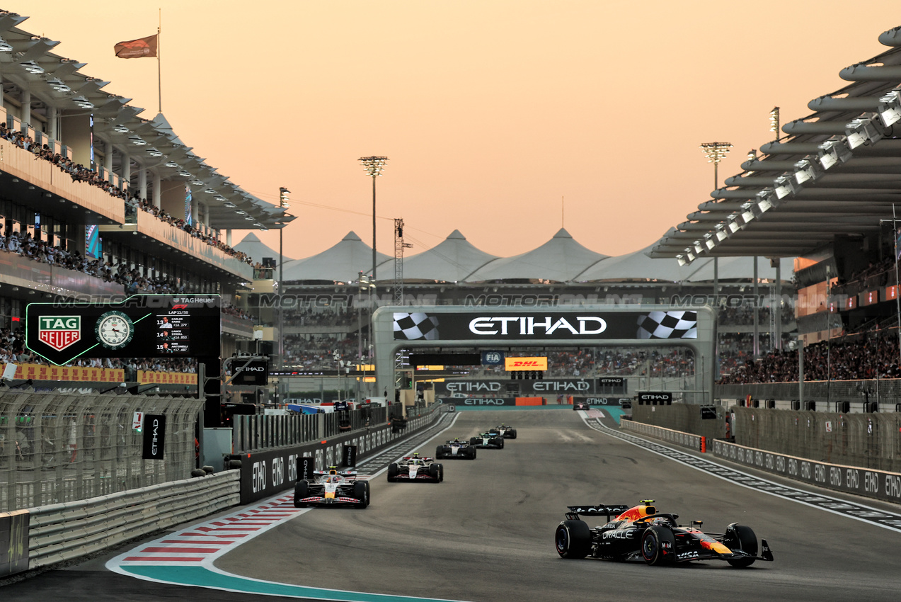 GP ABU DHABI, Yuki Tsunoda (JPN) Red Bull Racing RB21.

07.12.2025. Formula 1 World Championship, Rd 24, Abu Dhabi Grand Prix, Yas Marina Circuit, Abu Dhabi, Gara Day.

- www.xpbimages.com, EMail: requests@xpbimages.com © Copyright: Batchelor / XPB Images