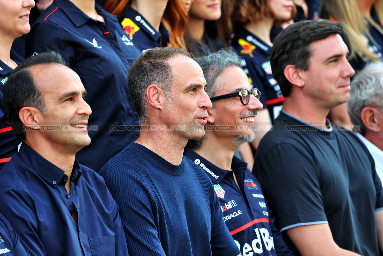 GP ABU DHABI, (L to R): Ahmet Mercan, Red Bull Global Head of Motorsports; Oliver Mintzlaff (GER) Red Bull Managing Director; e Laurent Mekies (FRA) Red Bull Racing Team Principal e CEO, at a team photograph.
07.12.2025. Formula 1 World Championship, Rd 24, Abu Dhabi Grand Prix, Yas Marina Circuit, Abu Dhabi, Gara Day.
- www.xpbimages.com, EMail: requests@xpbimages.com © Copyright: Batchelor / XPB Images