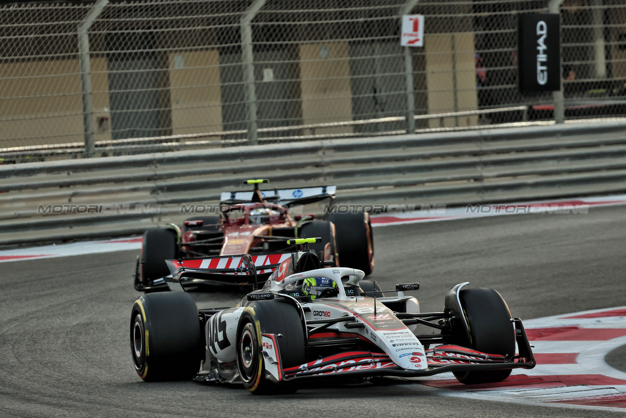 GP ABU DHABI, Oliver Bearman (GBR) Haas VF-25.
07.12.2025. Formula 1 World Championship, Rd 24, Abu Dhabi Grand Prix, Yas Marina Circuit, Abu Dhabi, Gara Day.
- www.xpbimages.com, EMail: requests@xpbimages.com © Copyright: Batchelor / XPB Images