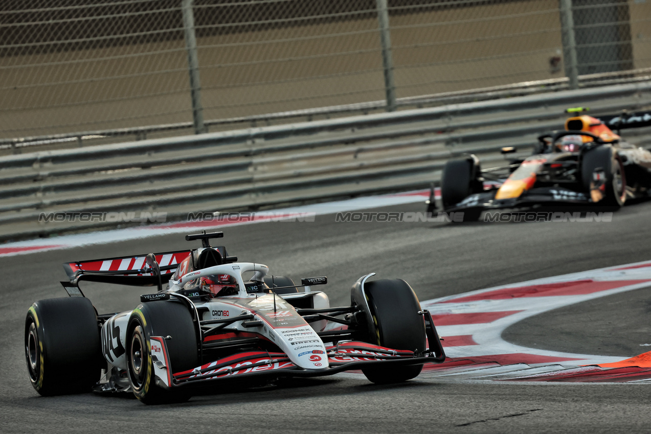 GP ABU DHABI, Esteban Ocon (FRA) Haas VF-25.

07.12.2025. Formula 1 World Championship, Rd 24, Abu Dhabi Grand Prix, Yas Marina Circuit, Abu Dhabi, Gara Day.

- www.xpbimages.com, EMail: requests@xpbimages.com © Copyright: Batchelor / XPB Images