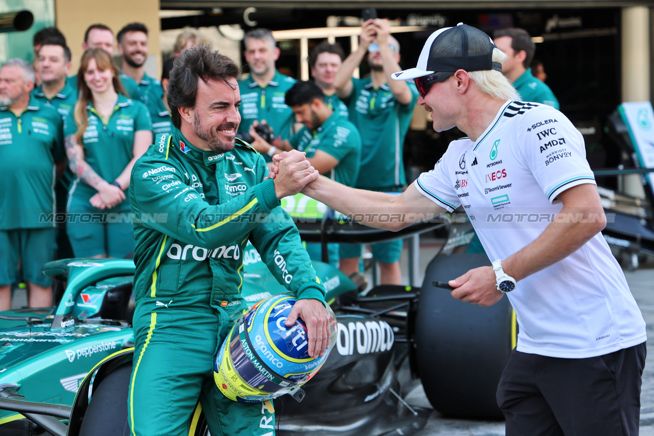GP ABU DHABI, (L to R): Fernando Alonso (ESP) Aston Martin F1 Team with Valtteri Bottas (FIN) Mercedes AMG F1 Reserve Driver.
07.12.2025. Formula 1 World Championship, Rd 24, Abu Dhabi Grand Prix, Yas Marina Circuit, Abu Dhabi, Gara Day.
- www.xpbimages.com, EMail: requests@xpbimages.com © Copyright: Batchelor / XPB Images