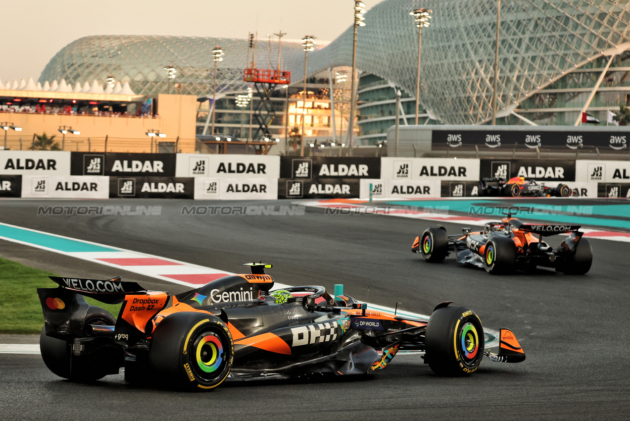 GP ABU DHABI, Lando Norris (GBR) McLaren MCL39.

07.12.2025. Formula 1 World Championship, Rd 24, Abu Dhabi Grand Prix, Yas Marina Circuit, Abu Dhabi, Gara Day.

- www.xpbimages.com, EMail: requests@xpbimages.com © Copyright: Bearne / XPB Images