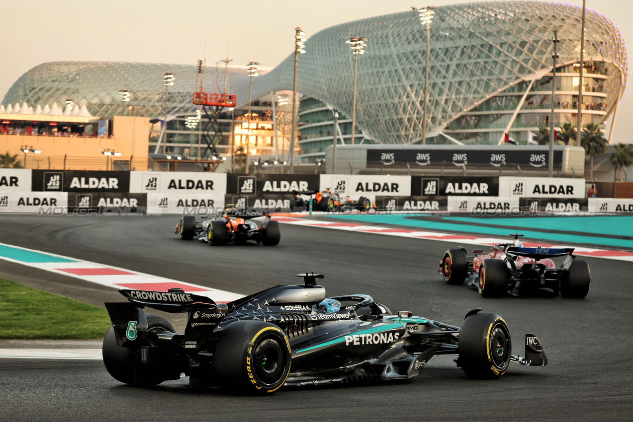 GP ABU DHABI, George Russell (GBR) Mercedes AMG F1 W16.

07.12.2025. Formula 1 World Championship, Rd 24, Abu Dhabi Grand Prix, Yas Marina Circuit, Abu Dhabi, Gara Day.

- www.xpbimages.com, EMail: requests@xpbimages.com © Copyright: Bearne / XPB Images