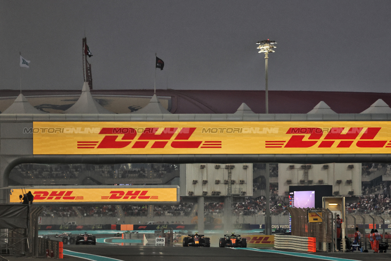 GP ABU DHABI, Yuki Tsunoda (JPN) Red Bull Racing RB21 e Lando Norris (GBR) McLaren MCL39 battle for position.

07.12.2025. Formula 1 World Championship, Rd 24, Abu Dhabi Grand Prix, Yas Marina Circuit, Abu Dhabi, Gara Day.

- www.xpbimages.com, EMail: requests@xpbimages.com © Copyright: Bearne / XPB Images