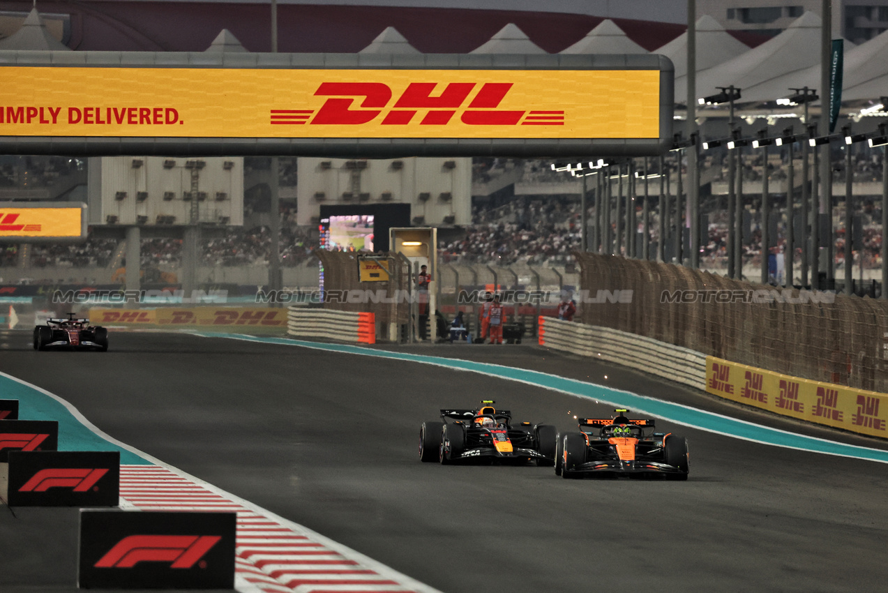 GP ABU DHABI, Yuki Tsunoda (JPN) Red Bull Racing RB21 e Lando Norris (GBR) McLaren MCL39 battle for position.

07.12.2025. Formula 1 World Championship, Rd 24, Abu Dhabi Grand Prix, Yas Marina Circuit, Abu Dhabi, Gara Day.

- www.xpbimages.com, EMail: requests@xpbimages.com © Copyright: Bearne / XPB Images