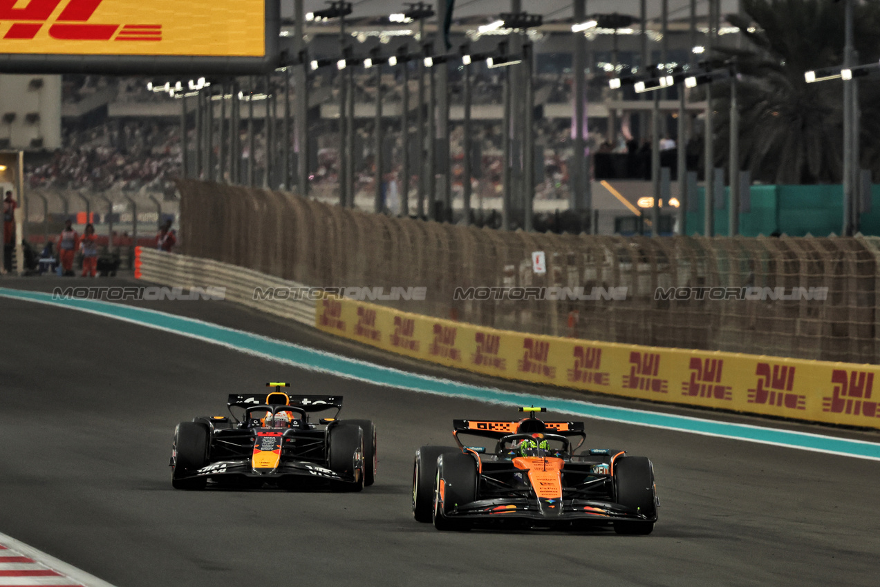 GP ABU DHABI, Yuki Tsunoda (JPN) Red Bull Racing RB21 e Lando Norris (GBR) McLaren MCL39 battle for position.

07.12.2025. Formula 1 World Championship, Rd 24, Abu Dhabi Grand Prix, Yas Marina Circuit, Abu Dhabi, Gara Day.

- www.xpbimages.com, EMail: requests@xpbimages.com © Copyright: Bearne / XPB Images