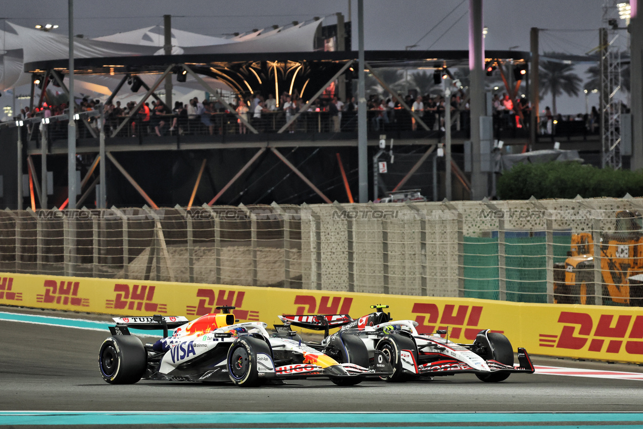 GP ABU DHABI, Isack Hadjar (FRA) Racing Bulls VCARB 02 e Oliver Bearman (GBR) Haas VF-25 battle for position.
07.12.2025. Formula 1 World Championship, Rd 24, Abu Dhabi Grand Prix, Yas Marina Circuit, Abu Dhabi, Gara Day.
- www.xpbimages.com, EMail: requests@xpbimages.com © Copyright: Bearne / XPB Images