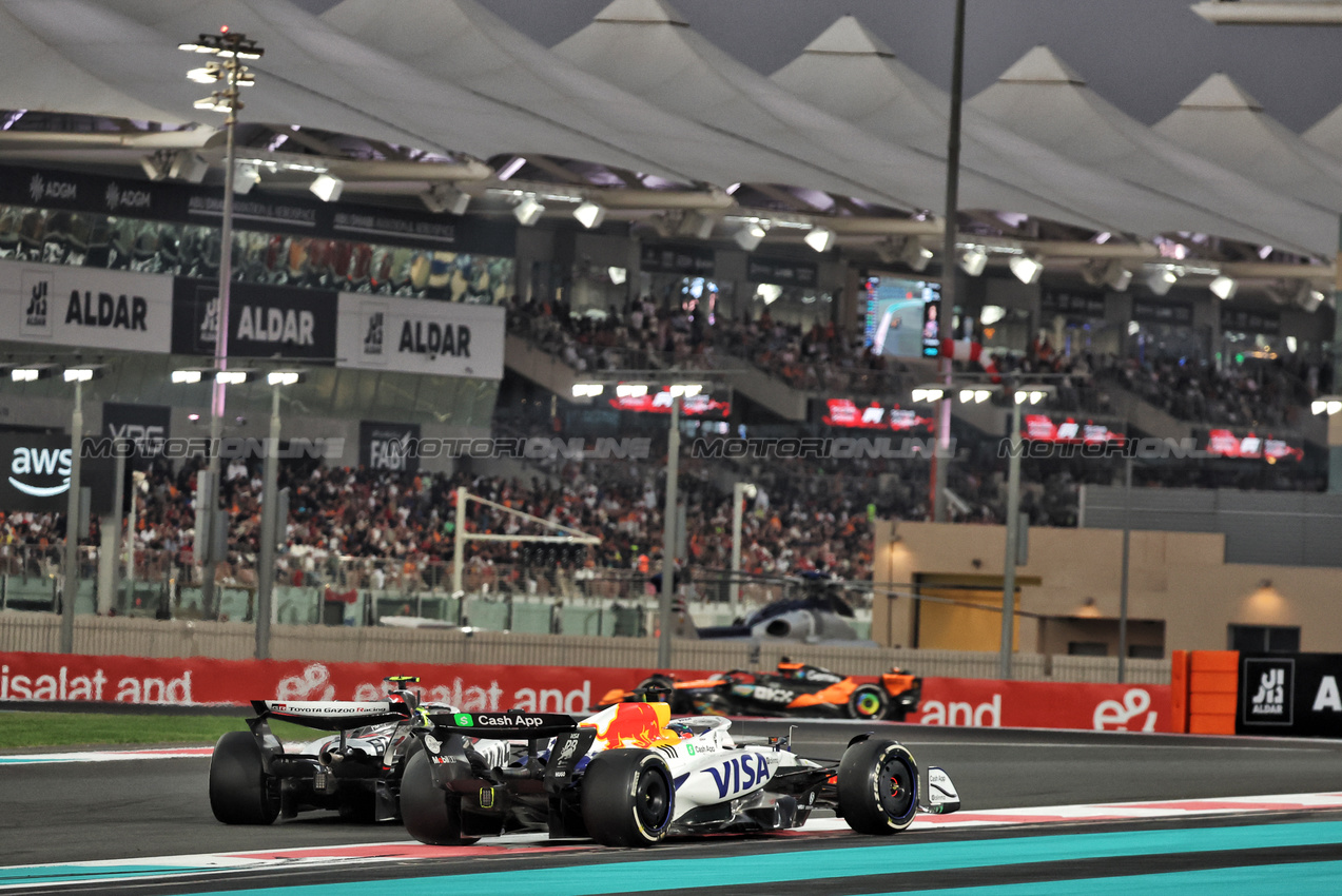 GP ABU DHABI, Isack Hadjar (FRA) Racing Bulls VCARB 02 e Oliver Bearman (GBR) Haas VF-25 battle for position.
07.12.2025. Formula 1 World Championship, Rd 24, Abu Dhabi Grand Prix, Yas Marina Circuit, Abu Dhabi, Gara Day.
- www.xpbimages.com, EMail: requests@xpbimages.com © Copyright: Bearne / XPB Images