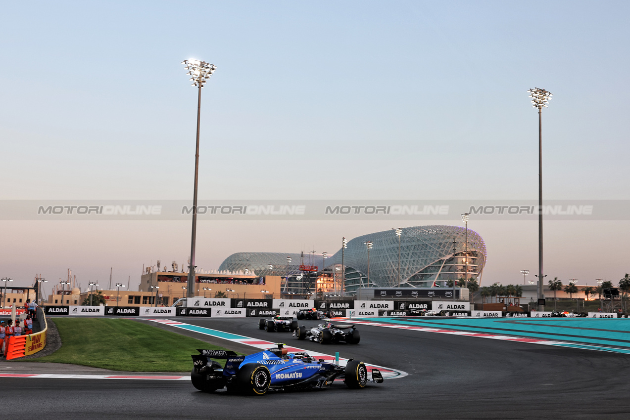 GP ABU DHABI, Carlos Sainz (ESP) Atlassian Williams Racing FW47.
07.12.2025. Formula 1 World Championship, Rd 24, Abu Dhabi Grand Prix, Yas Marina Circuit, Abu Dhabi, Gara Day.
- www.xpbimages.com, EMail: requests@xpbimages.com © Copyright: Bearne / XPB Images