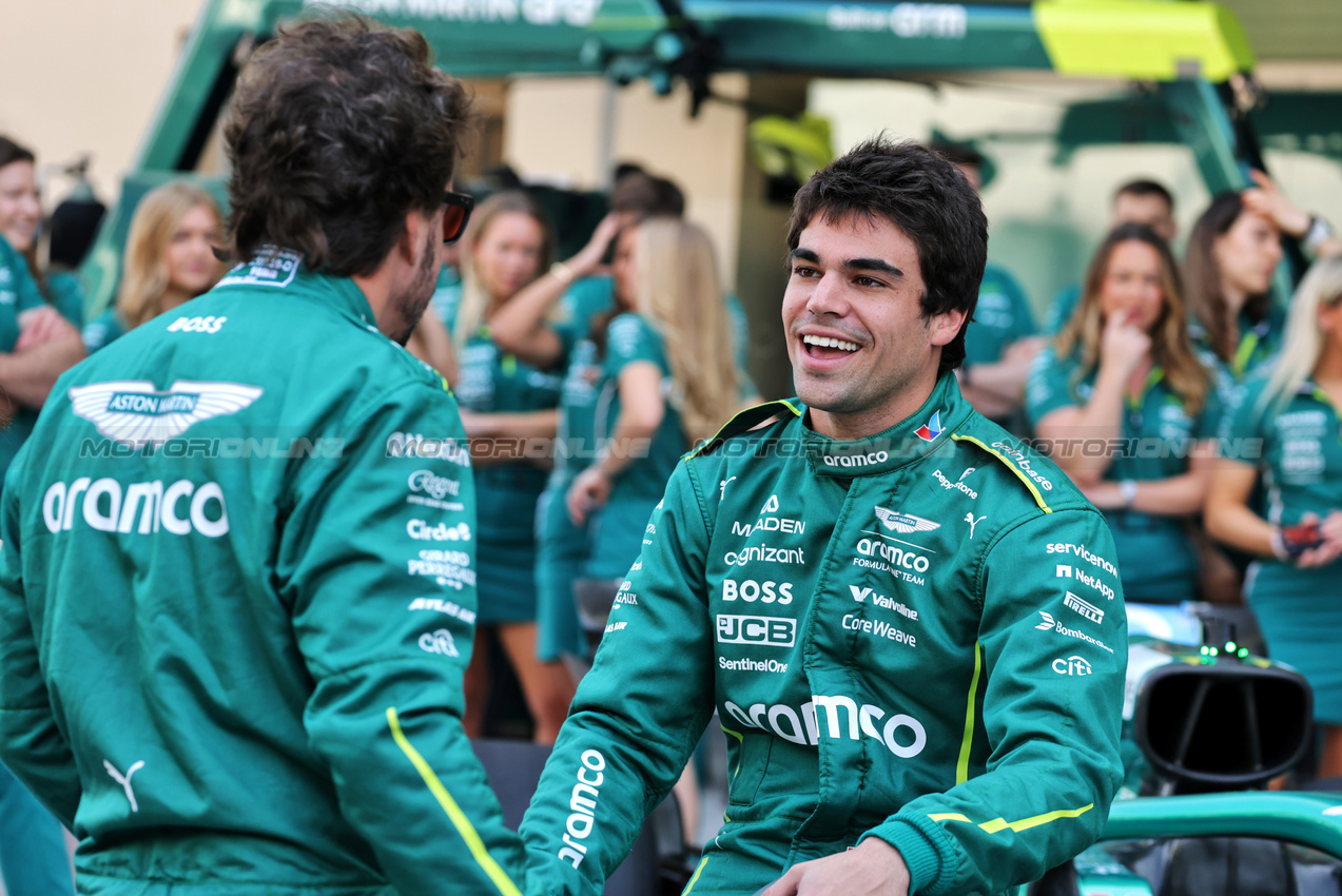 GP ABU DHABI, Lance Stroll (CDN) Aston Martin F1 Team e Fernando Alonso (ESP) Aston Martin F1 Team at a team photograph.

07.12.2025. Formula 1 World Championship, Rd 24, Abu Dhabi Grand Prix, Yas Marina Circuit, Abu Dhabi, Gara Day.

- www.xpbimages.com, EMail: requests@xpbimages.com © Copyright: Moy / XPB Images
