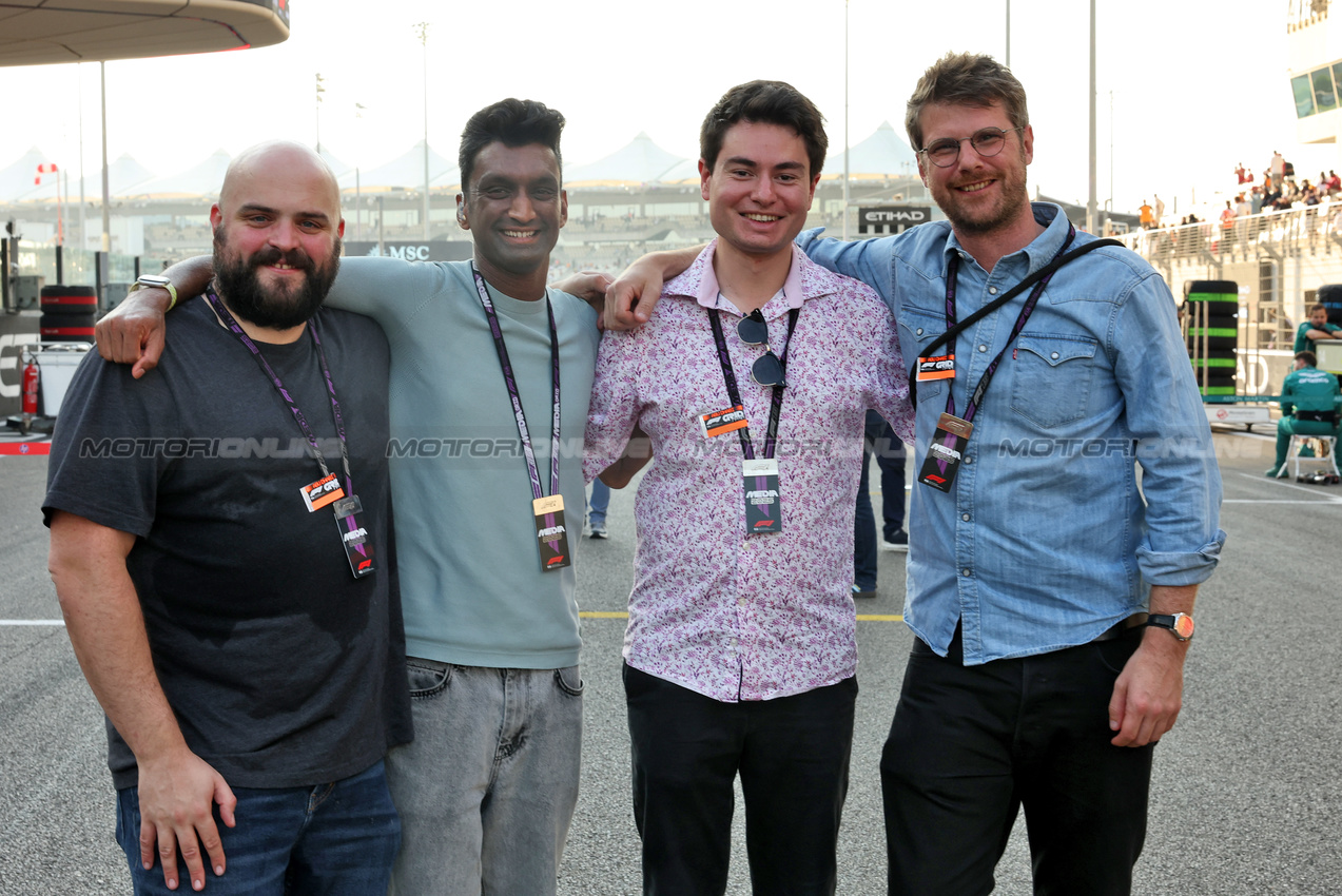 GP ABU DHABI, Lawrence Barretto (GBR) F1 Presenter with guests on the grid.

07.12.2025. Formula 1 World Championship, Rd 24, Abu Dhabi Grand Prix, Yas Marina Circuit, Abu Dhabi, Gara Day.

- www.xpbimages.com, EMail: requests@xpbimages.com © Copyright: Bearne / XPB Images