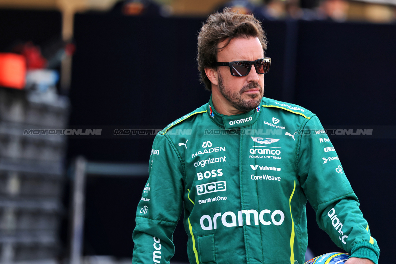 GP ABU DHABI, Fernando Alonso (ESP) Aston Martin F1 Team at a team photograph.

07.12.2025. Formula 1 World Championship, Rd 24, Abu Dhabi Grand Prix, Yas Marina Circuit, Abu Dhabi, Gara Day.

- www.xpbimages.com, EMail: requests@xpbimages.com © Copyright: Moy / XPB Images