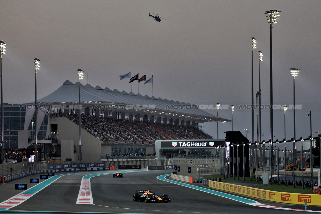 GP ABU DHABI, Max Verstappen (NLD) Red Bull Racing RB21.
07.12.2025. Formula 1 World Championship, Rd 24, Abu Dhabi Grand Prix, Yas Marina Circuit, Abu Dhabi, Gara Day.
- www.xpbimages.com, EMail: requests@xpbimages.com © Copyright: Moy / XPB Images