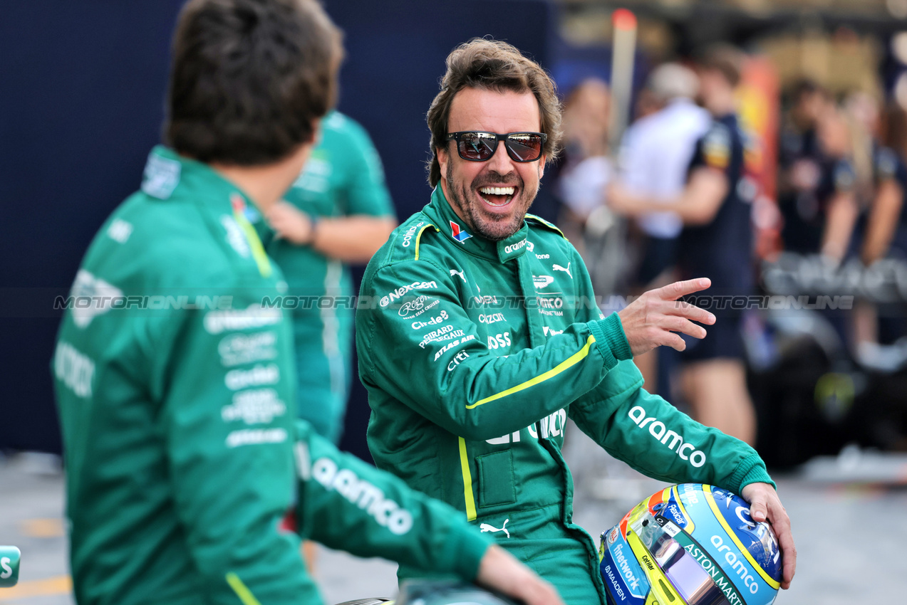 GP ABU DHABI, Fernando Alonso (ESP) Aston Martin F1 Team e Lance Stroll (CDN) Aston Martin F1 Team at a team photograph.

07.12.2025. Formula 1 World Championship, Rd 24, Abu Dhabi Grand Prix, Yas Marina Circuit, Abu Dhabi, Gara Day.

- www.xpbimages.com, EMail: requests@xpbimages.com © Copyright: Moy / XPB Images