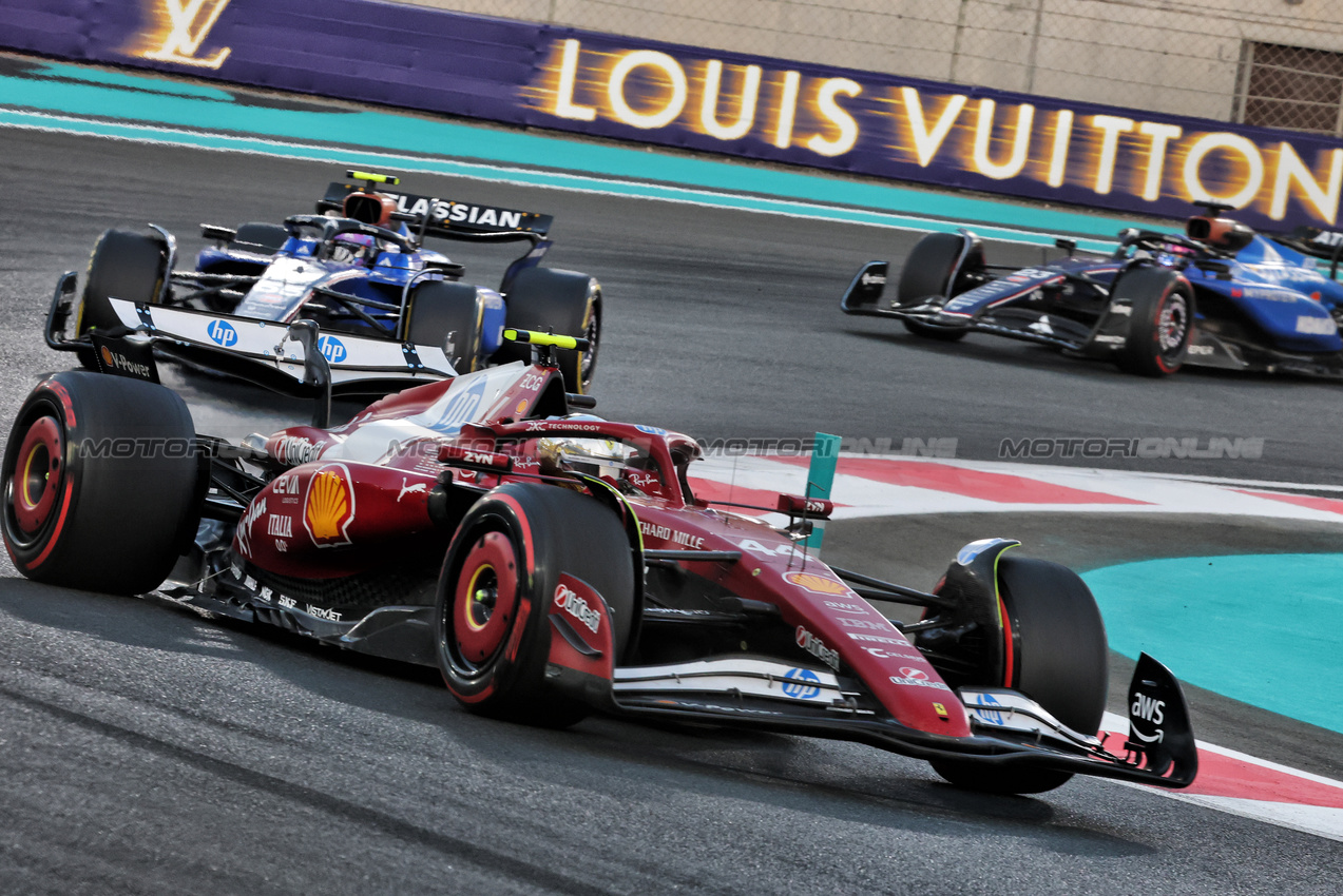GP ABU DHABI, Lewis Hamilton (GBR) Ferrari SF-25.

07.12.2025. Formula 1 World Championship, Rd 24, Abu Dhabi Grand Prix, Yas Marina Circuit, Abu Dhabi, Gara Day.

- www.xpbimages.com, EMail: requests@xpbimages.com © Copyright: Charniaux / XPB Images