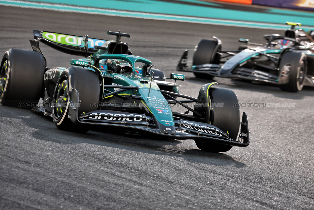 GP ABU DHABI, Lance Stroll (CDN) Aston Martin F1 Team AMR25.

07.12.2025. Formula 1 World Championship, Rd 24, Abu Dhabi Grand Prix, Yas Marina Circuit, Abu Dhabi, Gara Day.

- www.xpbimages.com, EMail: requests@xpbimages.com © Copyright: Charniaux / XPB Images