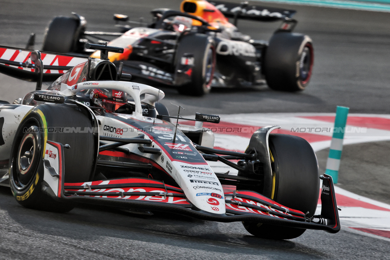 GP ABU DHABI, Esteban Ocon (FRA) Haas VF-25.
07.12.2025. Formula 1 World Championship, Rd 24, Abu Dhabi Grand Prix, Yas Marina Circuit, Abu Dhabi, Gara Day.
- www.xpbimages.com, EMail: requests@xpbimages.com © Copyright: Charniaux / XPB Images