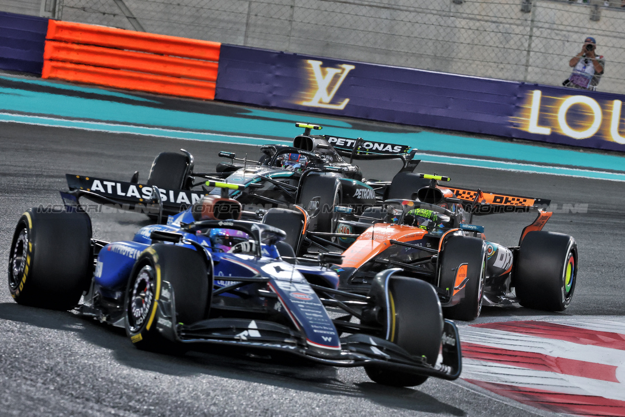 GP ABU DHABI, Lando Norris (GBR) McLaren MCL39 e Andrea Kimi Antonelli (ITA) Mercedes AMG F1 W16 battle for position.
07.12.2025. Formula 1 World Championship, Rd 24, Abu Dhabi Grand Prix, Yas Marina Circuit, Abu Dhabi, Gara Day.
- www.xpbimages.com, EMail: requests@xpbimages.com © Copyright: Charniaux / XPB Images