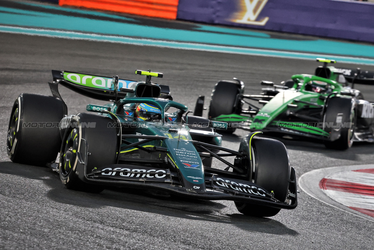 GP ABU DHABI, Fernando Alonso (ESP) Aston Martin F1 Team AMR25.

07.12.2025. Formula 1 World Championship, Rd 24, Abu Dhabi Grand Prix, Yas Marina Circuit, Abu Dhabi, Gara Day.

- www.xpbimages.com, EMail: requests@xpbimages.com © Copyright: Charniaux / XPB Images