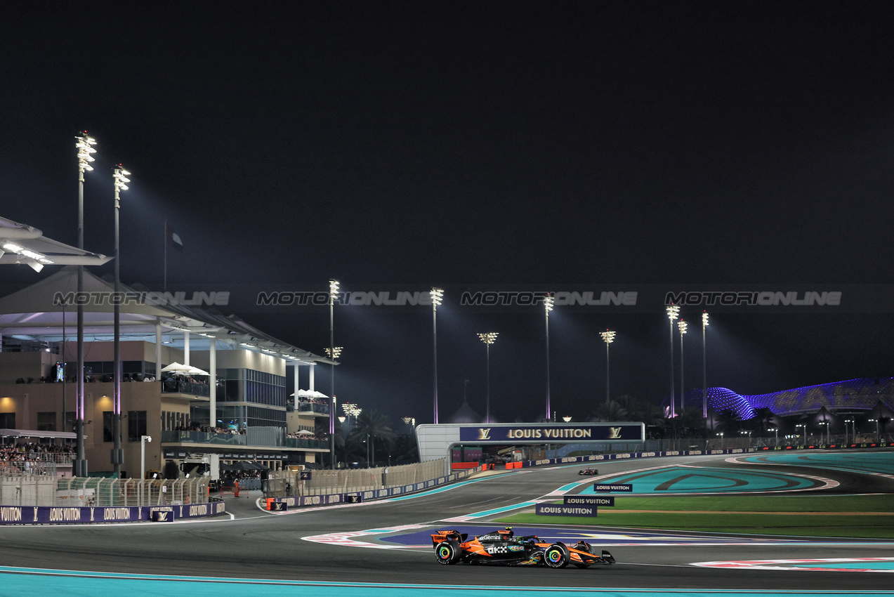 GP ABU DHABI, Lando Norris (GBR) McLaren MCL39.

07.12.2025. Formula 1 World Championship, Rd 24, Abu Dhabi Grand Prix, Yas Marina Circuit, Abu Dhabi, Gara Day.

- www.xpbimages.com, EMail: requests@xpbimages.com © Copyright: Charniaux / XPB Images