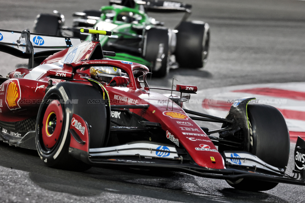 GP ABU DHABI, Lewis Hamilton (GBR) Ferrari SF-25.
07.12.2025. Formula 1 World Championship, Rd 24, Abu Dhabi Grand Prix, Yas Marina Circuit, Abu Dhabi, Gara Day.
- www.xpbimages.com, EMail: requests@xpbimages.com © Copyright: Charniaux / XPB Images