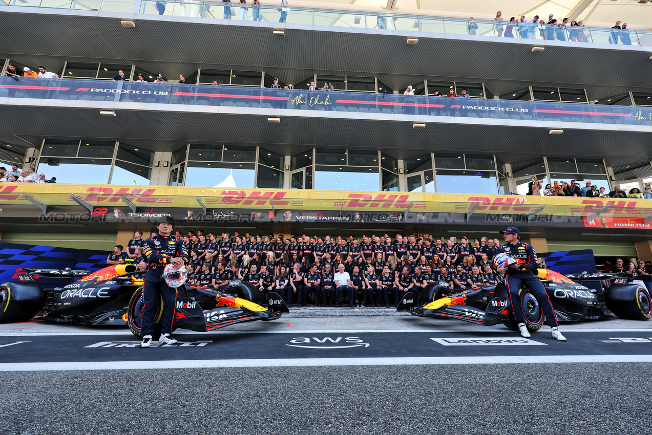 GP ABU DHABI, (L to R): Yuki Tsunoda (JPN) Red Bull Racing e Max Verstappen (NLD) Red Bull Racing at a team photograph.
07.12.2025. Formula 1 World Championship, Rd 24, Abu Dhabi Grand Prix, Yas Marina Circuit, Abu Dhabi, Gara Day.
- www.xpbimages.com, EMail: requests@xpbimages.com © Copyright: Moy / XPB Images