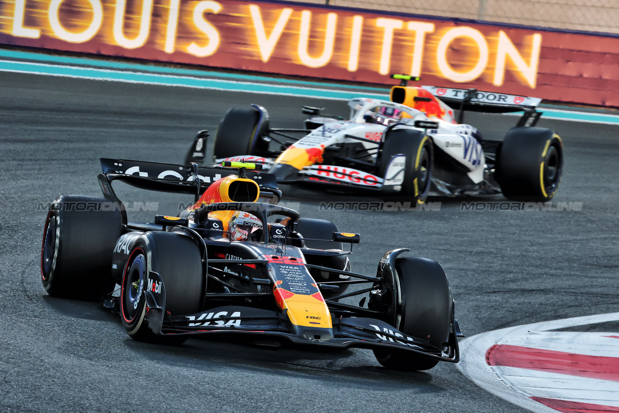 GP ABU DHABI, Yuki Tsunoda (JPN) Red Bull Racing RB21.

07.12.2025. Formula 1 World Championship, Rd 24, Abu Dhabi Grand Prix, Yas Marina Circuit, Abu Dhabi, Gara Day.

- www.xpbimages.com, EMail: requests@xpbimages.com © Copyright: Charniaux / XPB Images