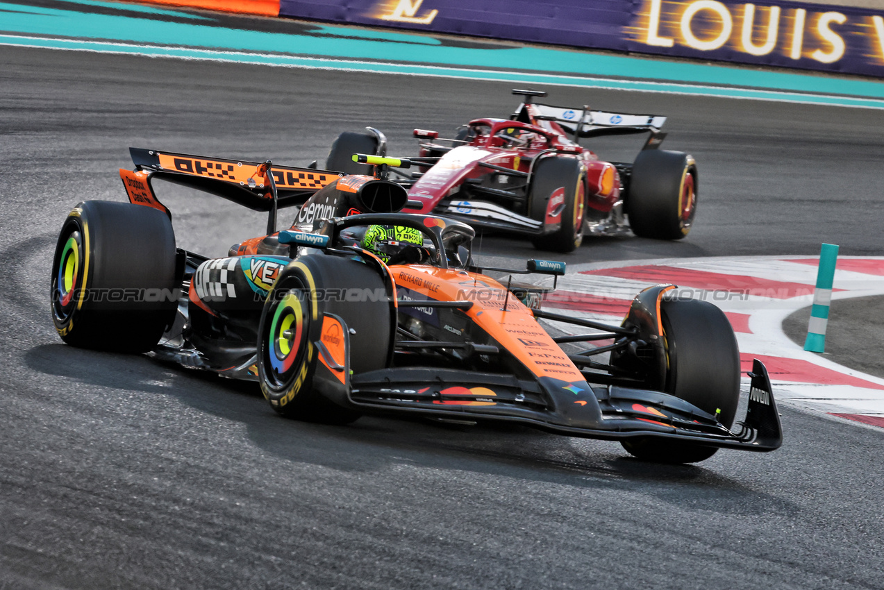 GP ABU DHABI, Lando Norris (GBR) McLaren MCL39.

07.12.2025. Formula 1 World Championship, Rd 24, Abu Dhabi Grand Prix, Yas Marina Circuit, Abu Dhabi, Gara Day.

- www.xpbimages.com, EMail: requests@xpbimages.com © Copyright: Charniaux / XPB Images