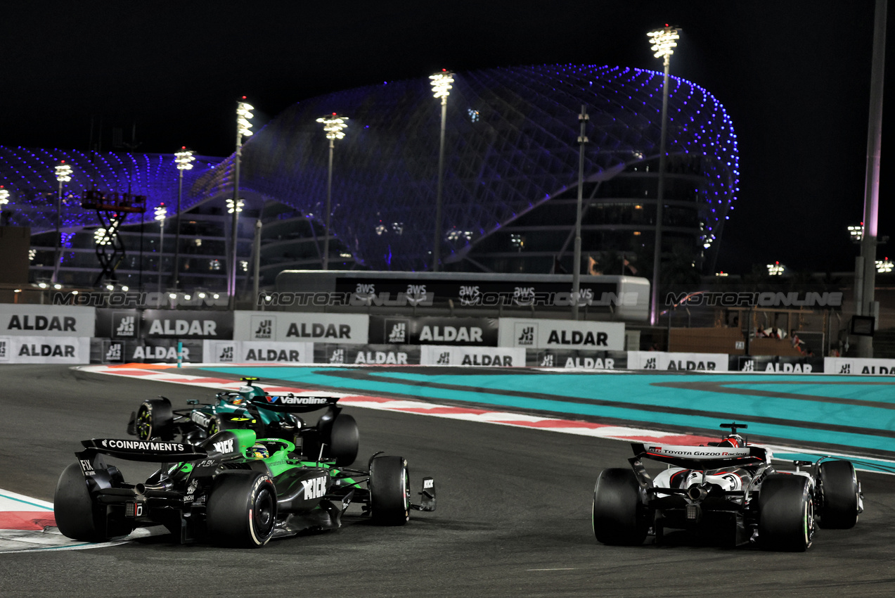 GP ABU DHABI, Gabriel Bortoleto (BRA) Sauber C45 e Esteban Ocon (FRA) Haas VF-25 battle for position.
07.12.2025. Formula 1 World Championship, Rd 24, Abu Dhabi Grand Prix, Yas Marina Circuit, Abu Dhabi, Gara Day.
- www.xpbimages.com, EMail: requests@xpbimages.com © Copyright: Bearne / XPB Images