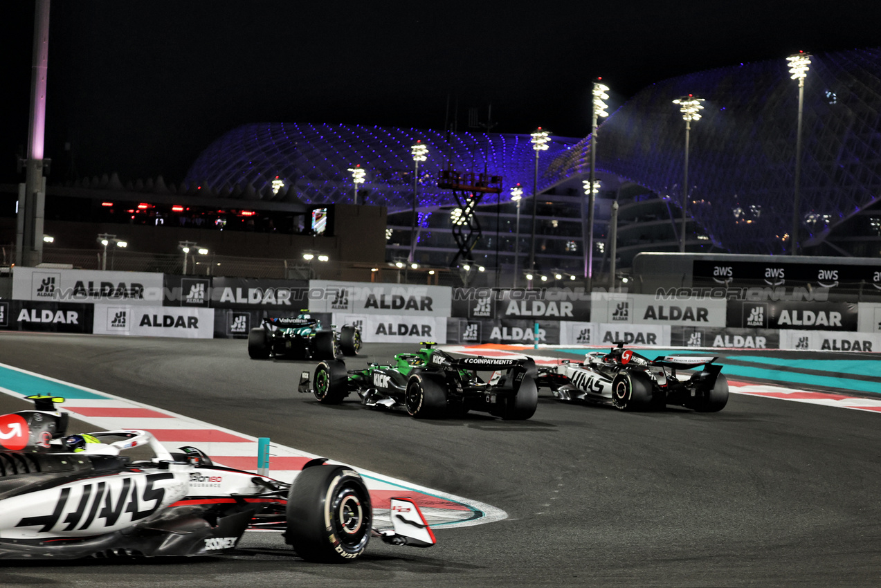 GP ABU DHABI, Gabriel Bortoleto (BRA) Sauber C45 e Esteban Ocon (FRA) Haas VF-25 battle for position.

07.12.2025. Formula 1 World Championship, Rd 24, Abu Dhabi Grand Prix, Yas Marina Circuit, Abu Dhabi, Gara Day.

- www.xpbimages.com, EMail: requests@xpbimages.com © Copyright: Bearne / XPB Images