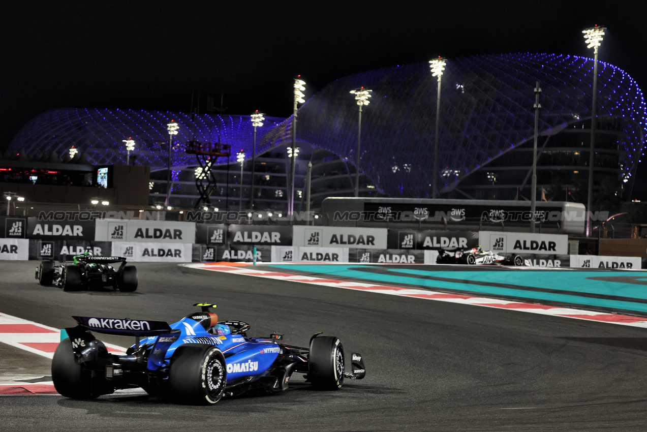GP ABU DHABI, Carlos Sainz (ESP) Atlassian Williams Racing FW47.
07.12.2025. Formula 1 World Championship, Rd 24, Abu Dhabi Grand Prix, Yas Marina Circuit, Abu Dhabi, Gara Day.
- www.xpbimages.com, EMail: requests@xpbimages.com © Copyright: Bearne / XPB Images