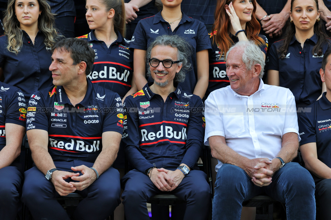 GP ABU DHABI, (L to R): Pierre Wache (FRA) Red Bull Racing Technical Director; Laurent Mekies (FRA) Red Bull Racing Team Principal e CEO; e Dr Helmut Marko (AUT) Red Bull Motorsport Consultant; at a team photograph.

07.12.2025. Formula 1 World Championship, Rd 24, Abu Dhabi Grand Prix, Yas Marina Circuit, Abu Dhabi, Gara Day.

- www.xpbimages.com, EMail: requests@xpbimages.com © Copyright: Moy / XPB Images