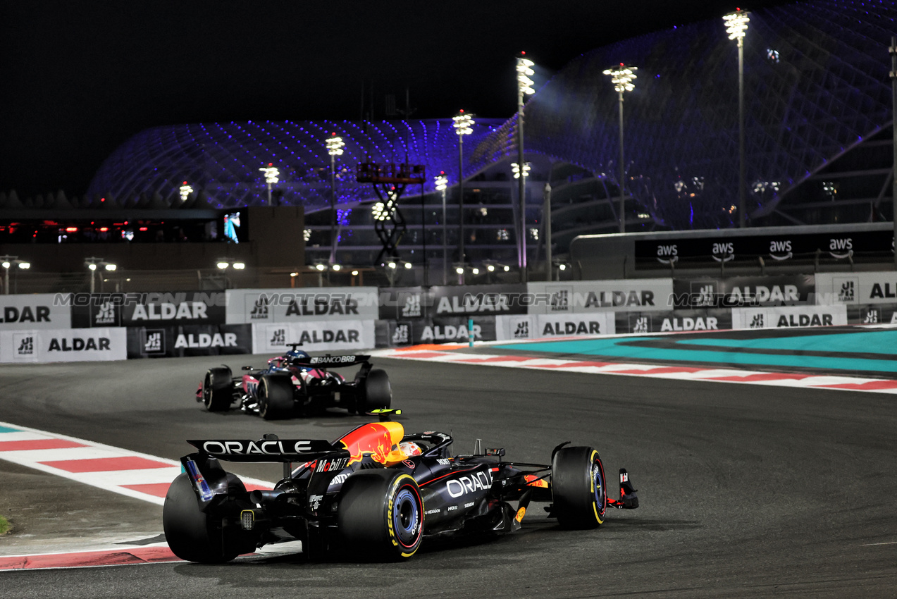 GP ABU DHABI, Yuki Tsunoda (JPN) Red Bull Racing RB21.

07.12.2025. Formula 1 World Championship, Rd 24, Abu Dhabi Grand Prix, Yas Marina Circuit, Abu Dhabi, Gara Day.

- www.xpbimages.com, EMail: requests@xpbimages.com © Copyright: Bearne / XPB Images